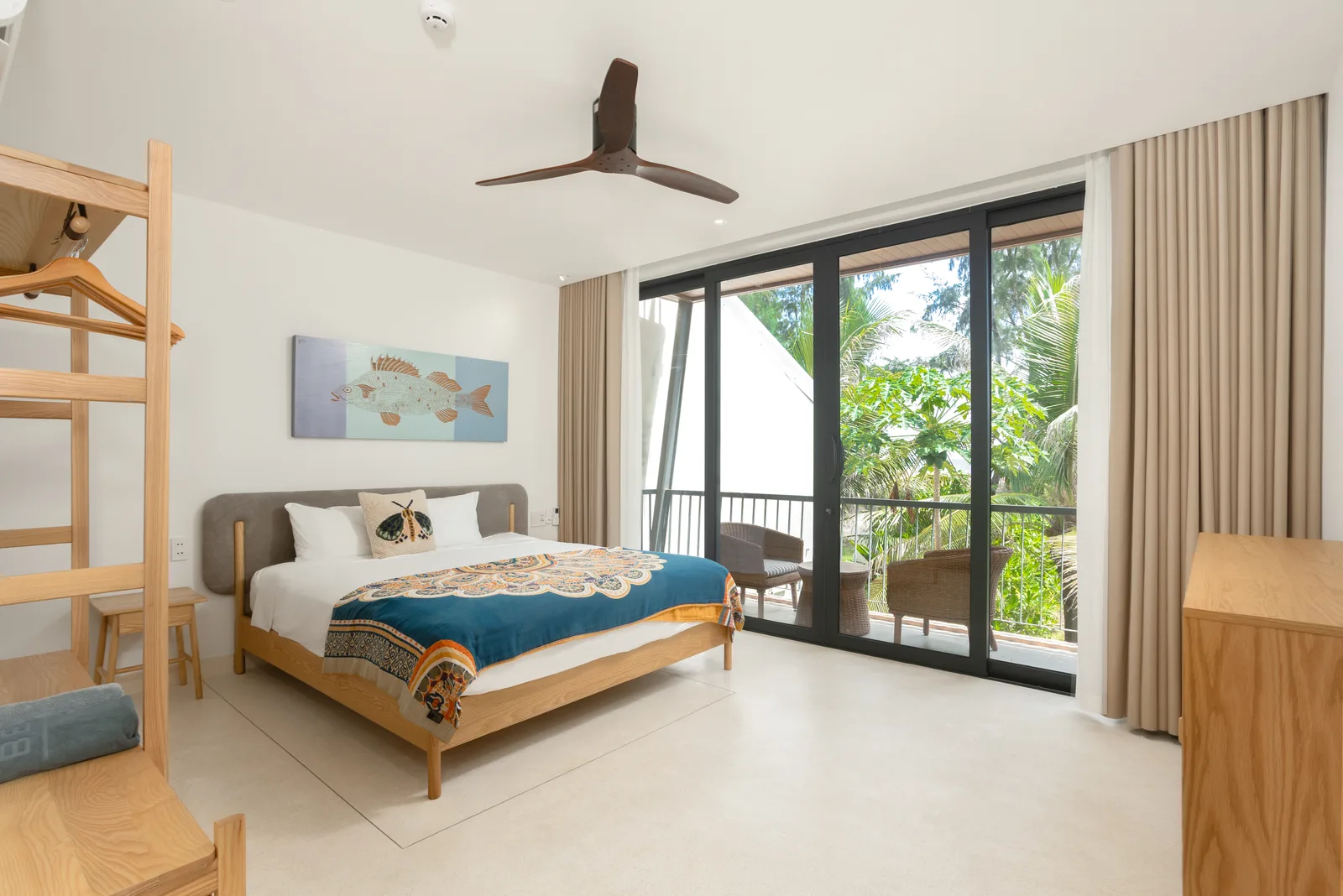 Hồ bơi và sân vườn một căn villa An Bàng