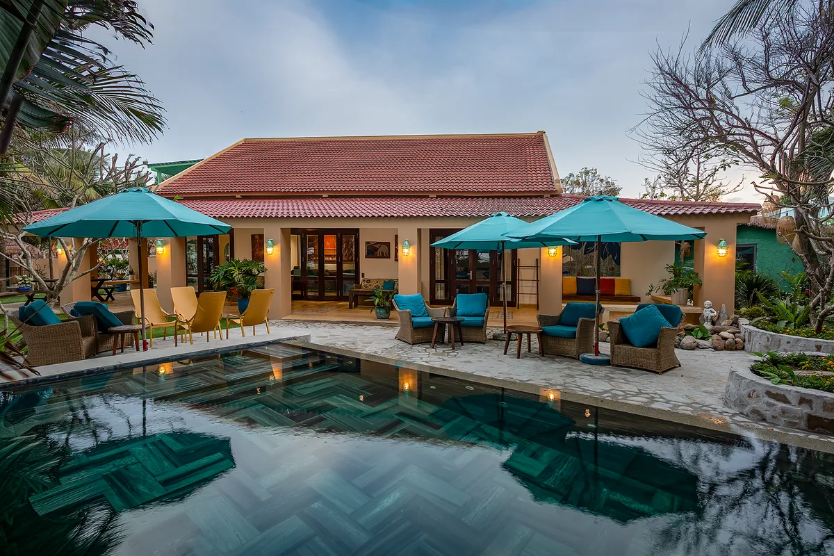 Holiday Villa lúc chiều muộn