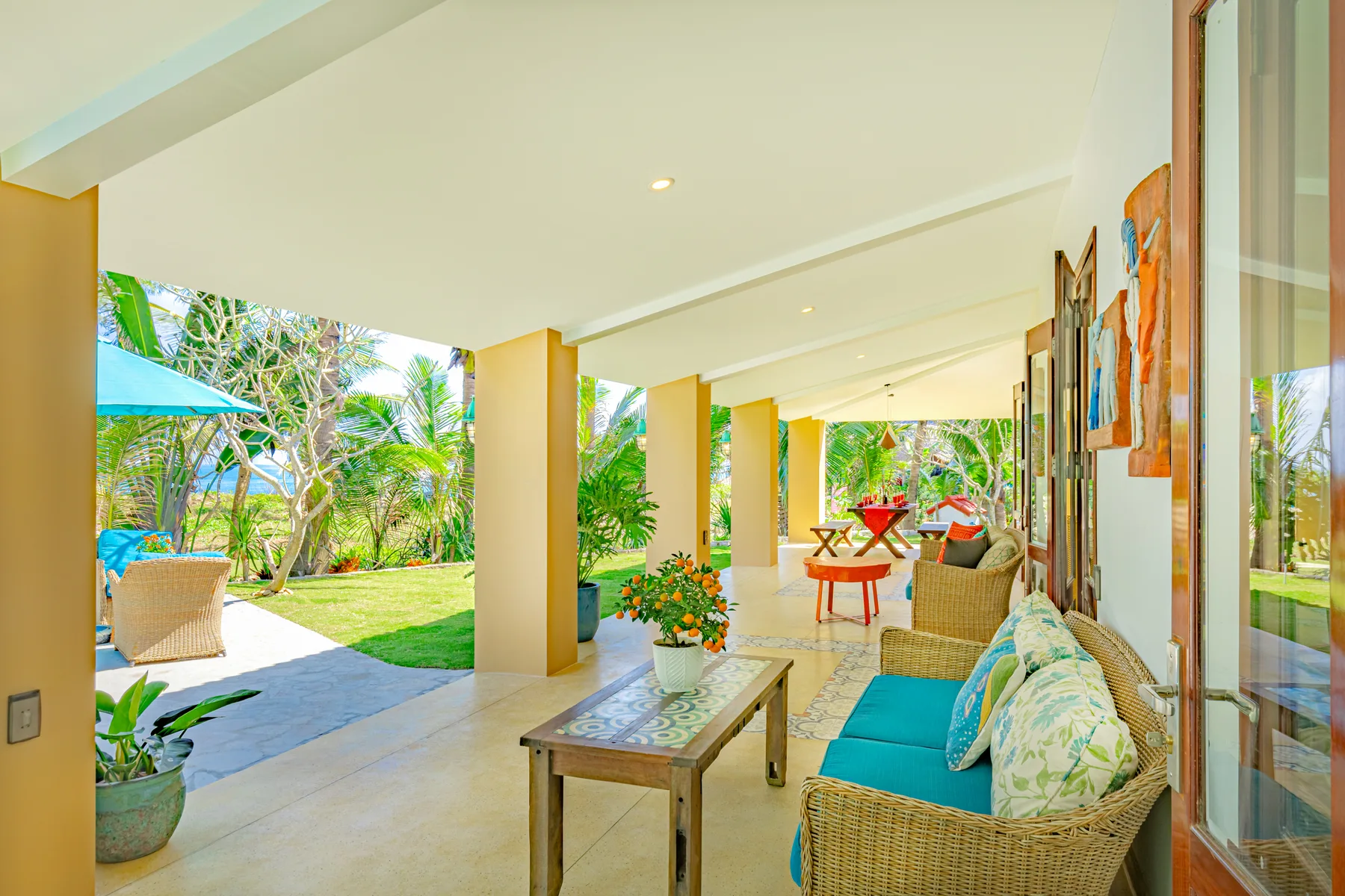 Holiday Villa nhìn từ sân vườn, An Bàng